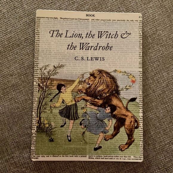 The Lion, the Witch, & the Wardrobe Narnia Magnet - Picture 2 of 8